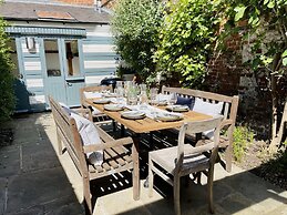 Dolls House - Luxury Townhouse - From 400 Per Night