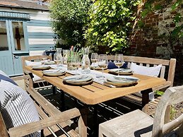 Dolls House - Luxury Townhouse - From 400 Per Night