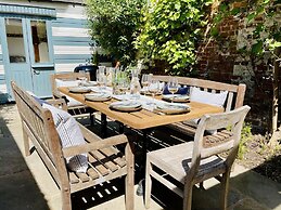 Dolls House - Luxury Townhouse - From 400 Per Night