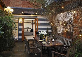 Dolls House - Luxury Townhouse - From 400 Per Night