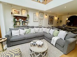 Dolls House - Luxury Townhouse - From 400 Per Night