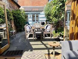 Dolls House - Luxury Townhouse - From 400 Per Night