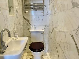 Dolls House - Luxury Townhouse - From 400 Per Night