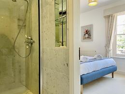 Dolls House - Luxury Townhouse - From 400 Per Night