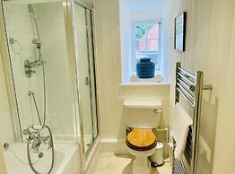 Dolls House - Luxury Townhouse - From 400 Per Night