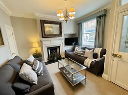 Dolls House - Luxury Townhouse - From 400 Per Night