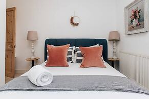 Dolls House - Luxury Townhouse - From 400 Per Night