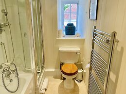 Dolls House - Luxury Townhouse - From 400 Per Night