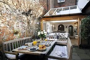 Dolls House - Luxury Townhouse - From 400 Per Night