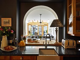 Dolls House - Luxury Townhouse - From 400 Per Night