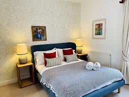 Dolls House - Luxury Townhouse - From 400 Per Night