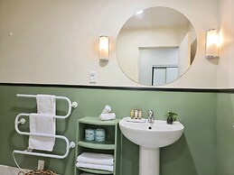 Experience The City Life-Walk Everywhere