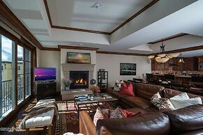 Ritz Carlton Vail #417 4 Bedroom Condo by RedAwning