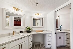 IR 518 is a Stunning 2 BR that has amazing Sunset views - sleeps 10 by