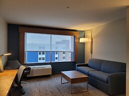 Holiday Inn Express And Suites Detroit Dearborn by IHG