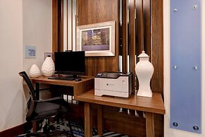 Holiday Inn Express And Suites Detroit Dearborn by IHG