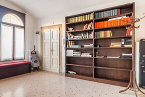 Red House close to Accademia Bridge