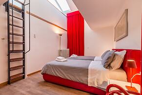 Red House close to Accademia Bridge