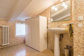 Red House close to Accademia Bridge