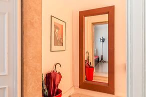 Red House close to Accademia Bridge