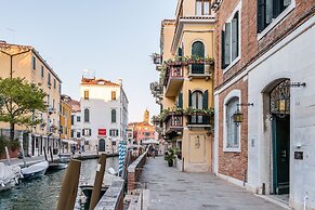 Red House close to Accademia Bridge