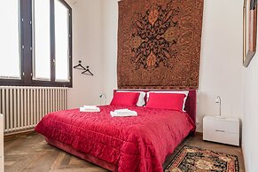 Red House close to Accademia Bridge