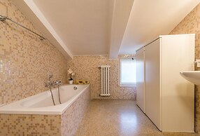 Red House close to Accademia Bridge