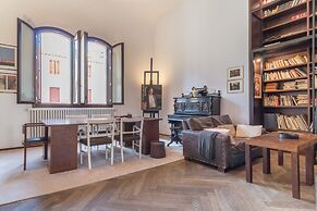 Red House close to Accademia Bridge