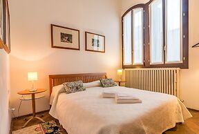 Red House close to Accademia Bridge