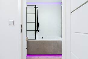 Movie Jacuzzi Apartment by Renters