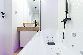 Movie Jacuzzi Apartment by Renters