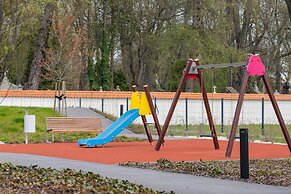 Movie Jacuzzi Apartment by Renters