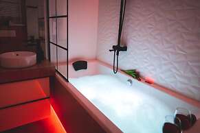 Movie Jacuzzi Apartment by Renters