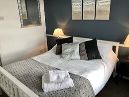 3 Bedroom House Close to M6 & M55