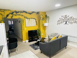 Jungle Themed 2-bed Apartment