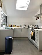 Stylish 3 Bedroom House Only 5 Mins From M6/m58