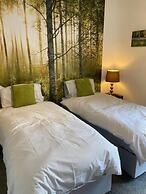 Stylish 3 Bedroom House Only 5 Mins From M6/m58