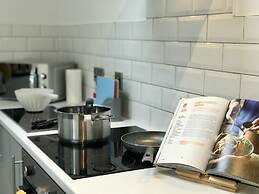 Stylish 3 Bedroom House Only 5 Mins From M6/m58