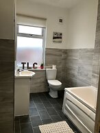 Stylish 3 Bedroom House Only 5 Mins From M6/m58