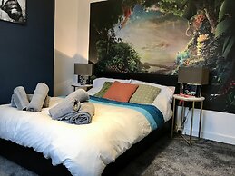 Stylish 3 Bedroom House Only 5 Mins From M6/m58