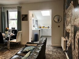 Stylish 3 Bedroom House Only 5 Mins From M6/m58