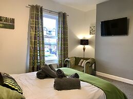 Stylish 3 Bedroom House Only 5 Mins From M6/m58