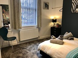 Stylish 3 Bedroom House Only 5 Mins From M6/m58