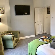 Stylish 3 Bedroom House Only 5 Mins From M6/m58