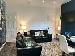 Stylish 3 Bedroom House Only 5 Mins From M6/m58