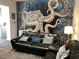 Stylish 3 Bedroom House Only 5 Mins From M6/m58