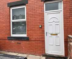 Stylish 3 Bedroom House Only 5 Mins From M6/m58
