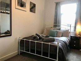 Stylish 3 Bedroom House Only 5 Mins From M6/m58