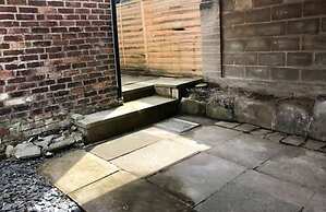 Stylish 3 Bedroom House Only 5 Mins From M6/m58