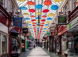 Stylish 3 Bedroom House Only 5 Mins From M6/m58